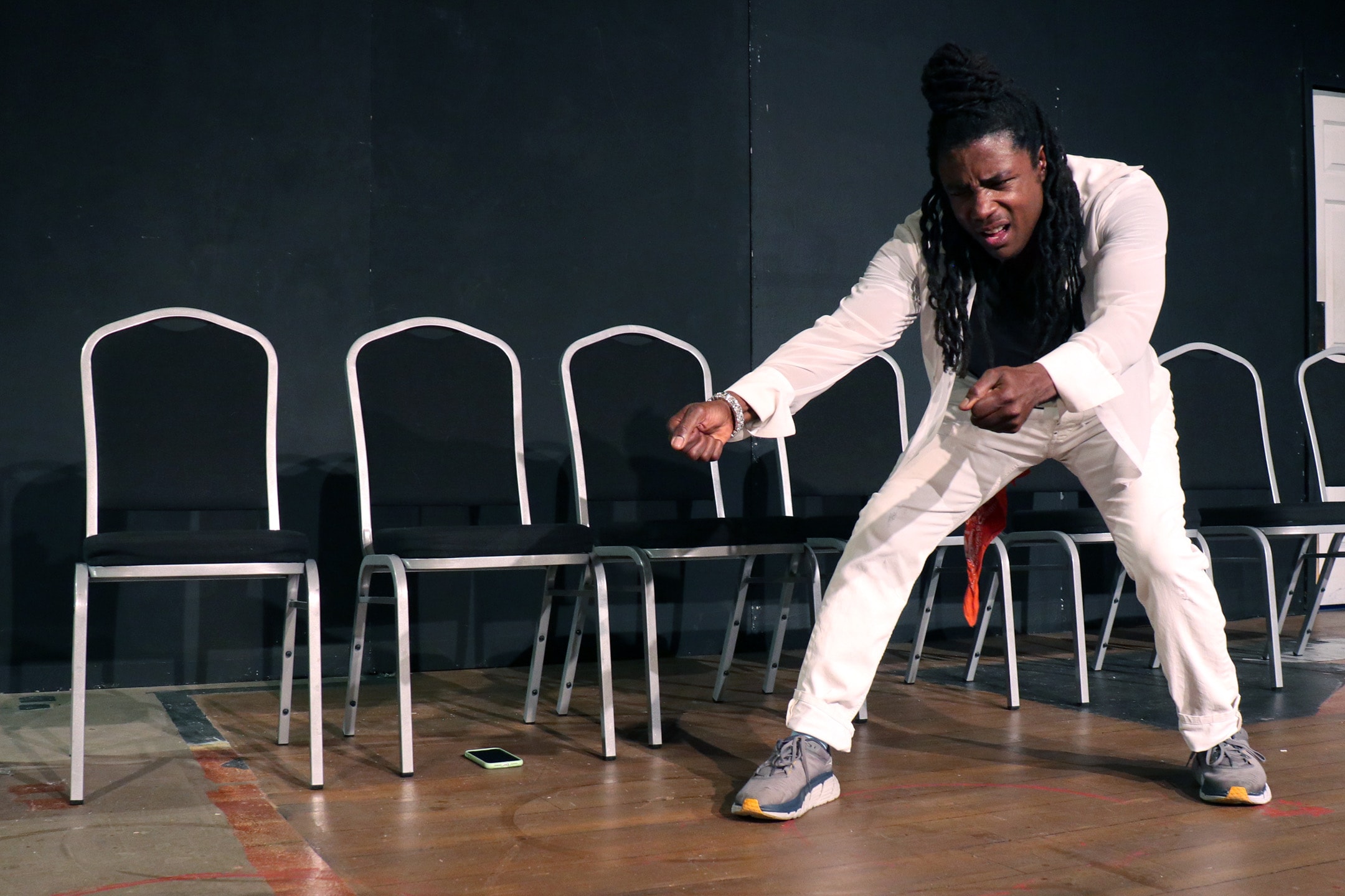 Tamir Yardenne — stage performance photo in white suit